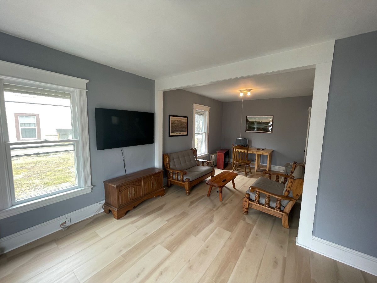 Entire Single Family Home - Bright & Cheery 3 bedroom home w/ WiFi & laundry. - Photo 4