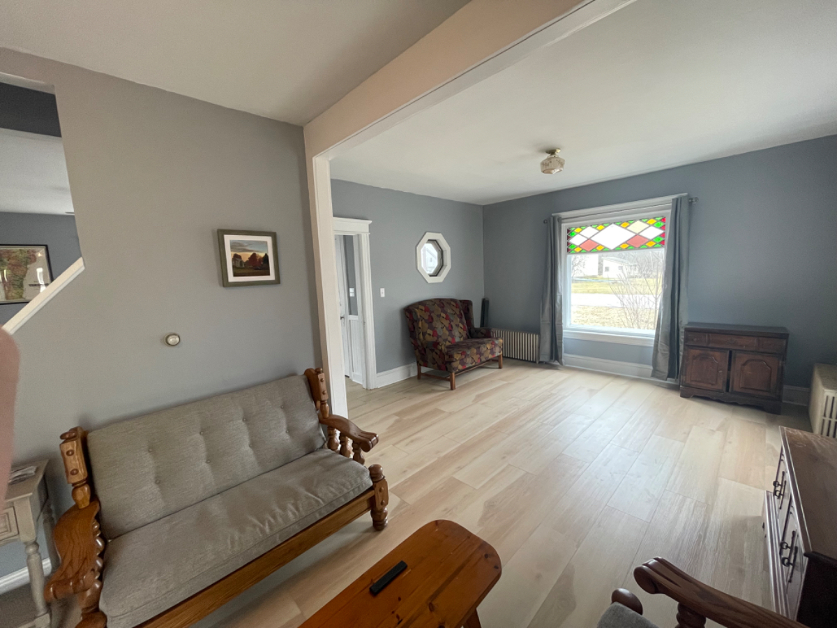 Entire Single Family Home - Bright & Cheery 3 bedroom home w/ WiFi & laundry. - Photo 6