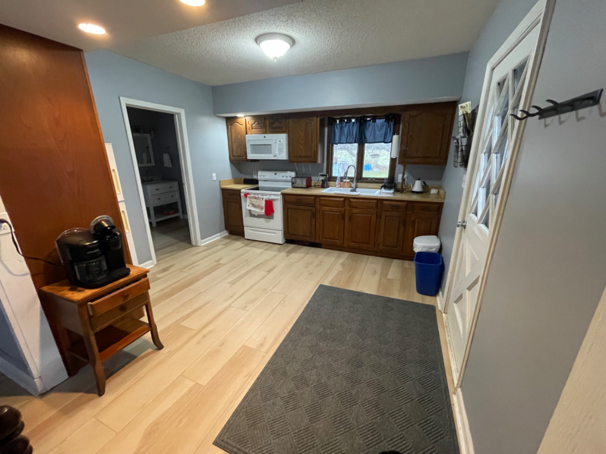 Entire Single Family Home - Bright & Cheery 3 bedroom home w/ WiFi & laundry. - Photo 7