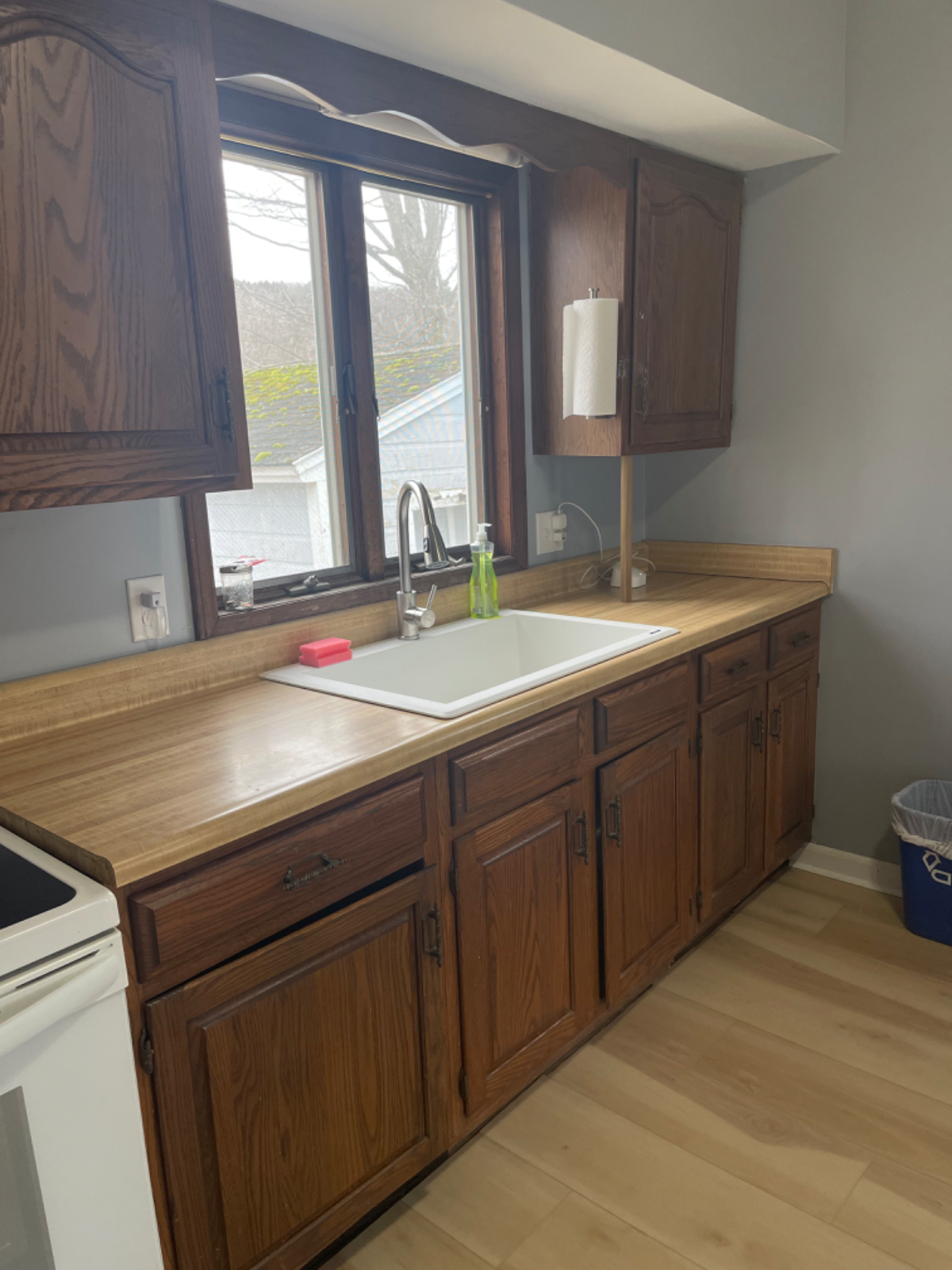 Entire Single Family Home - Bright & Cheery 3 bedroom home w/ WiFi & laundry. - Photo 8