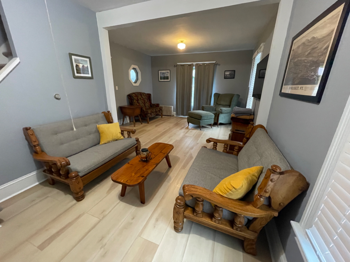 Entire Single Family Home - Bright & Cheery 3 bedroom home w/ WiFi & laundry. - Photo 11