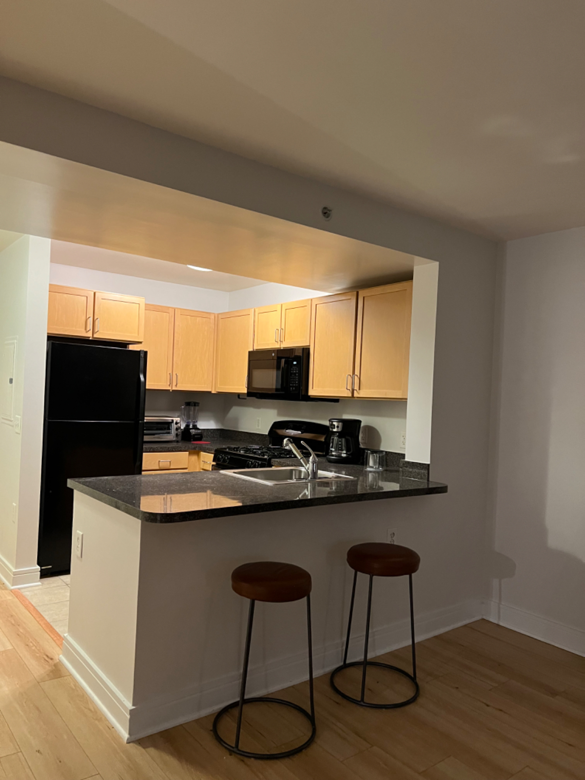 Large light filled studio in the Wharf-Navy Yard neighborhood - Photo 7