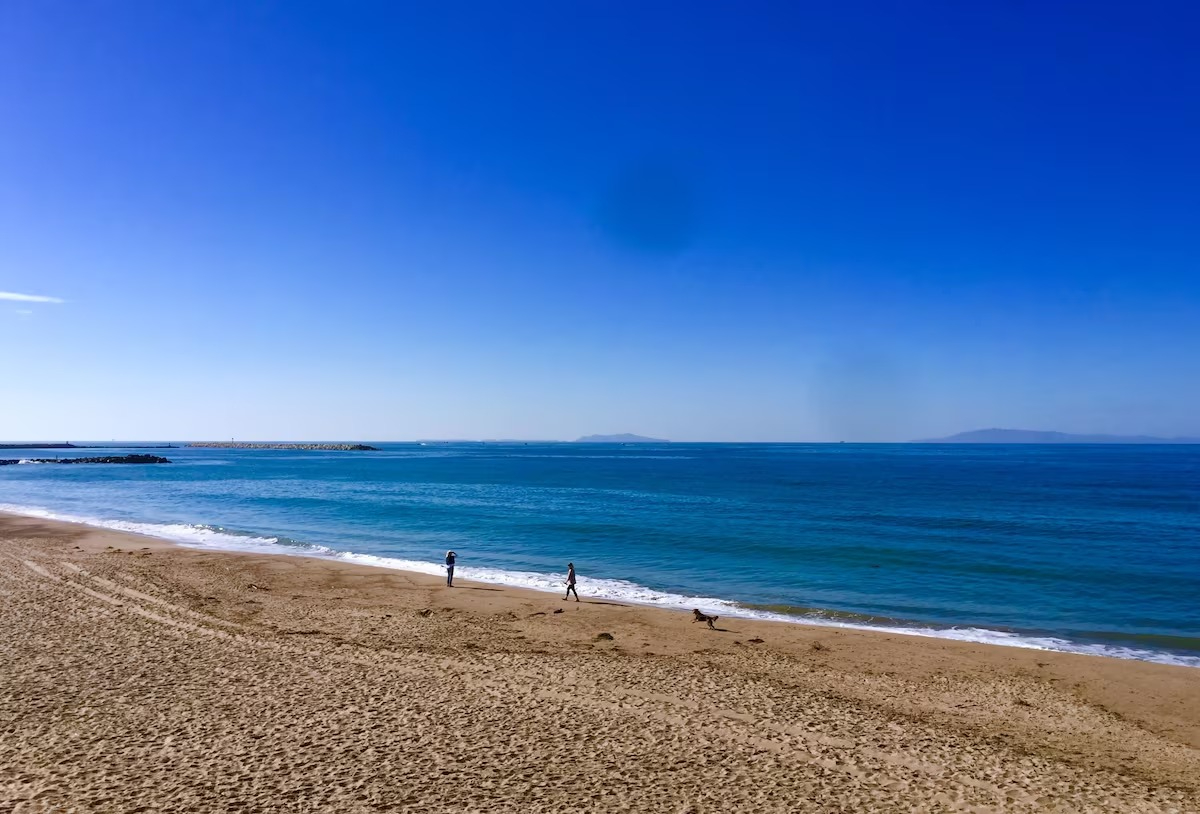 Beachside Bliss Cozy 1BR Apt with Balcony in Ventura - Photo 1
