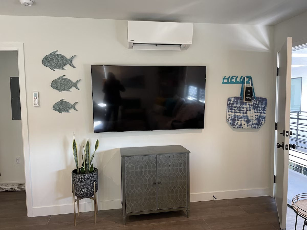 Beachside Bliss Cozy 1BR Apt with Balcony in Ventura - Photo 5