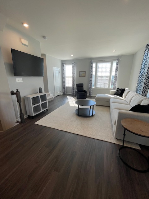 Former model home near hospital - Photo 7