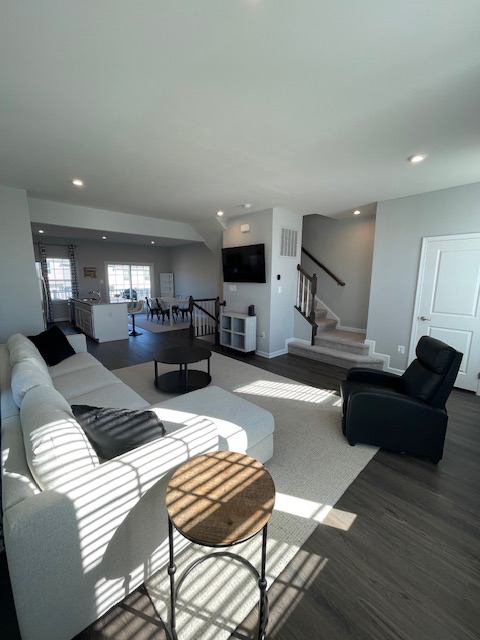 Former model home near hospital - Photo 8