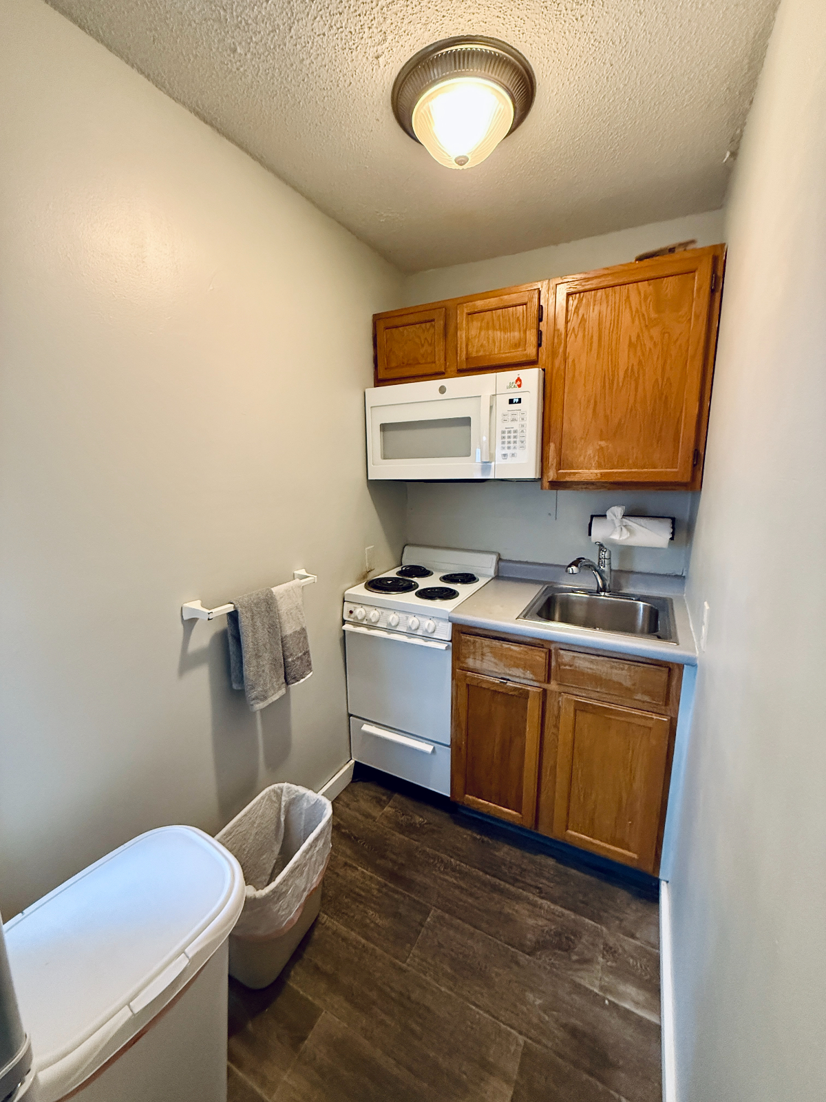 Fully Furnished Short & Long-Term Stay Multiple Units Available 1850 to 2500 3D - Photo 4