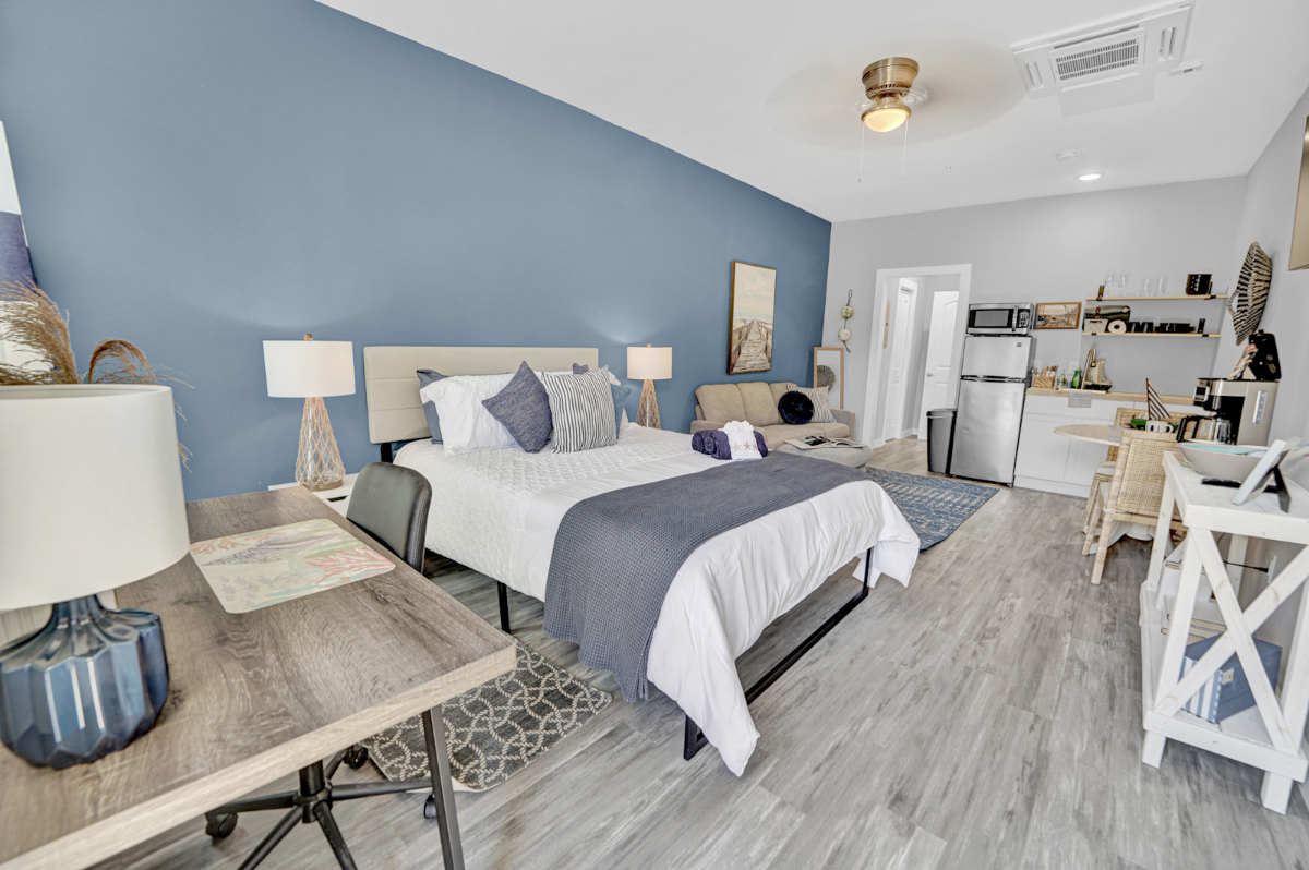 Studio w Private Bath Kitchenette & Shared Laundry