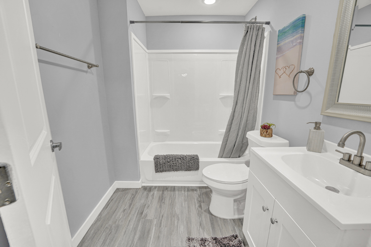 Open 1BR w Kitchenette & Laundry Access