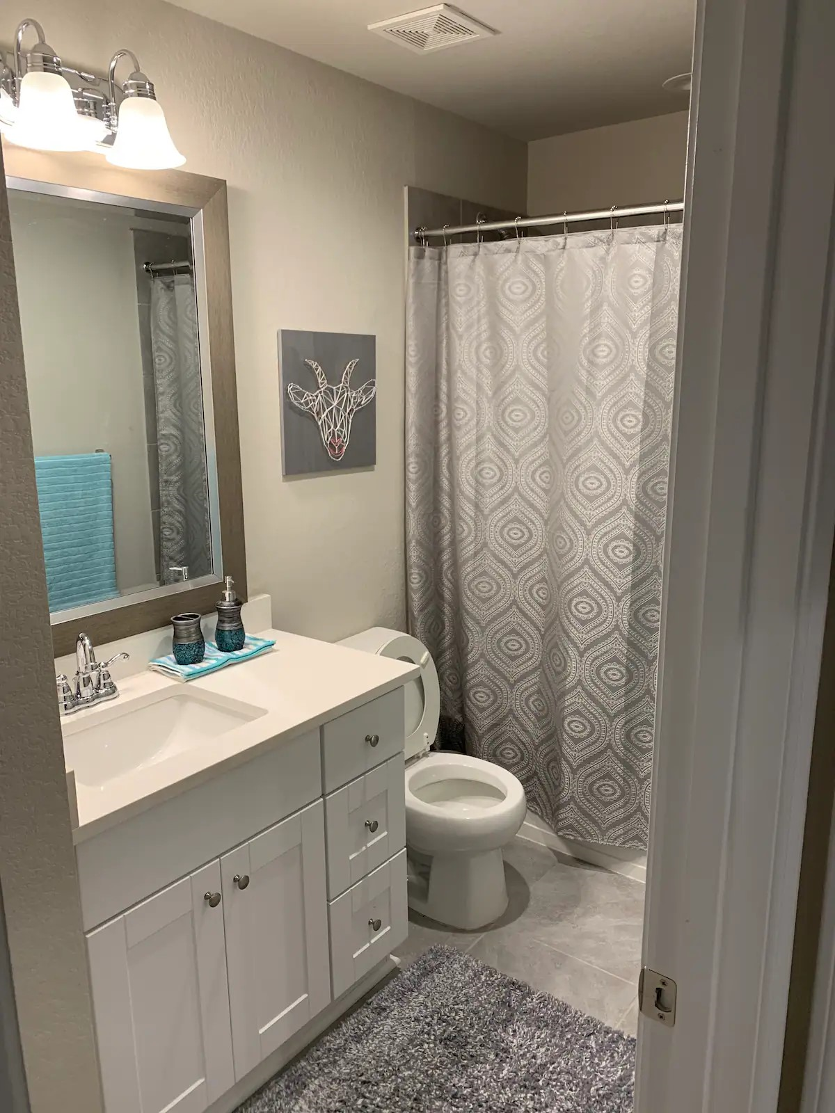Inviting Full Sized Bed with Private Bath & Commun - Photo 4