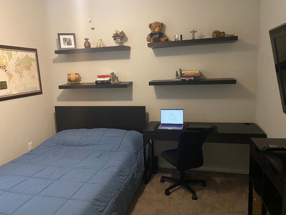 Inviting Full Sized Bed with Private Bath & Commun - Photo 2