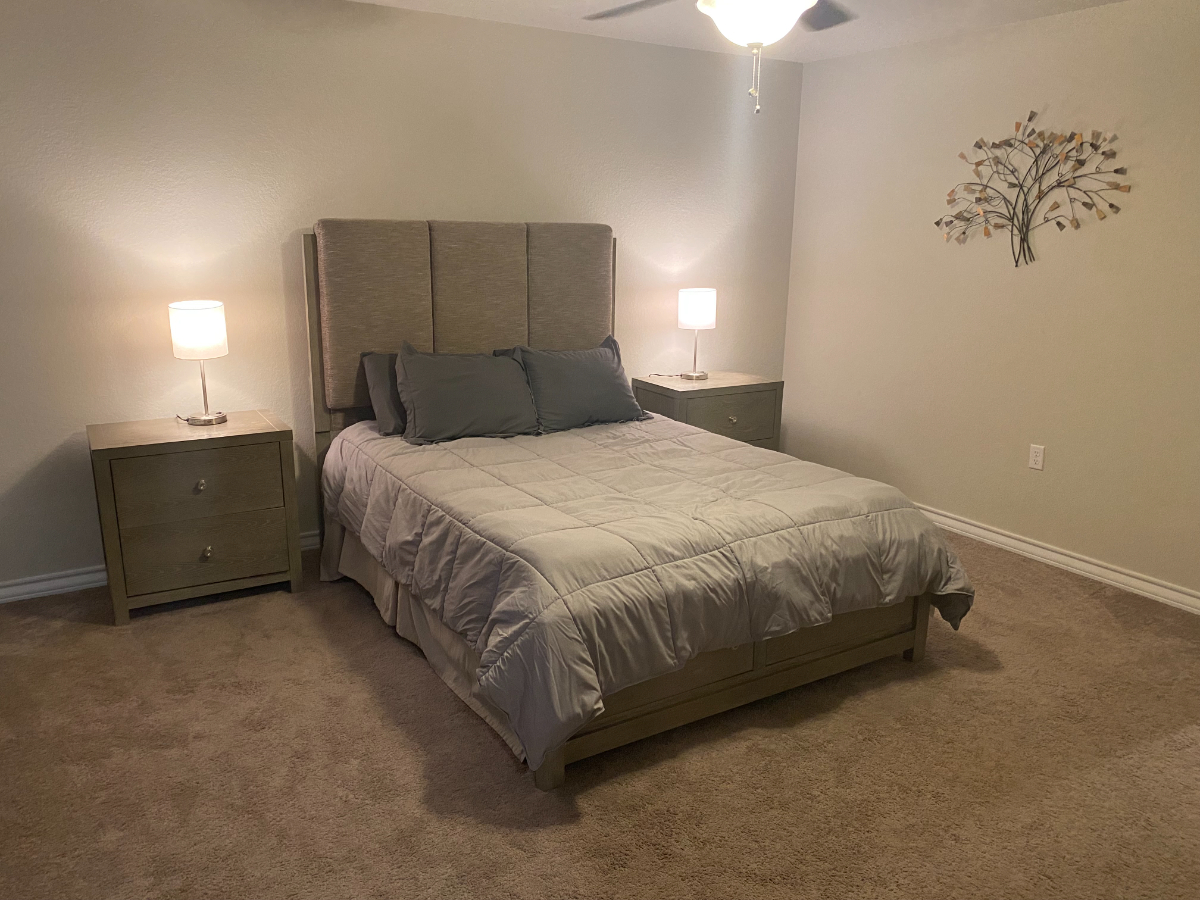 Inviting Full Sized Bed with Private Bath & Commun - Photo 3