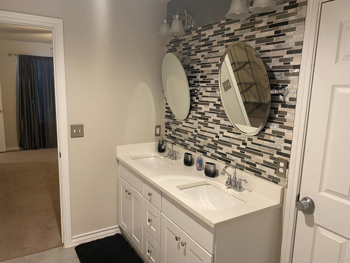Inviting Full Sized Bed with Private Bath & Commun - Photo 7