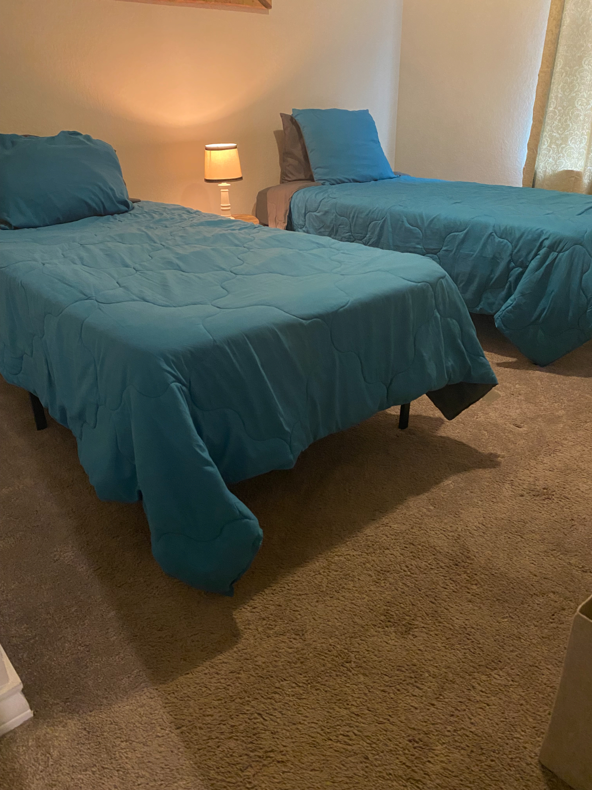 Inviting Full Sized Bed with Private Bath & Commun - Photo 1