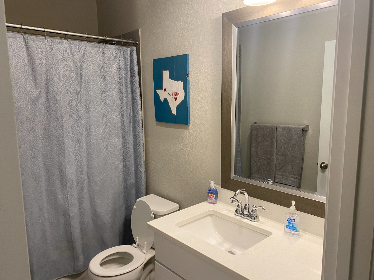 Inviting Full Sized Bed with Private Bath & Commun - Photo 7