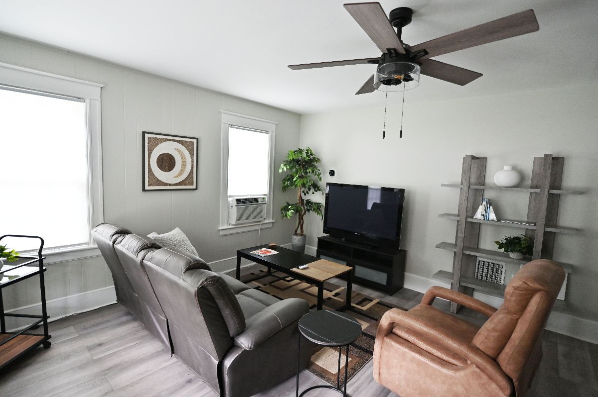 Newly Renovated Apartment With Offstreet Parking, Laundry and an Office - Photo 2