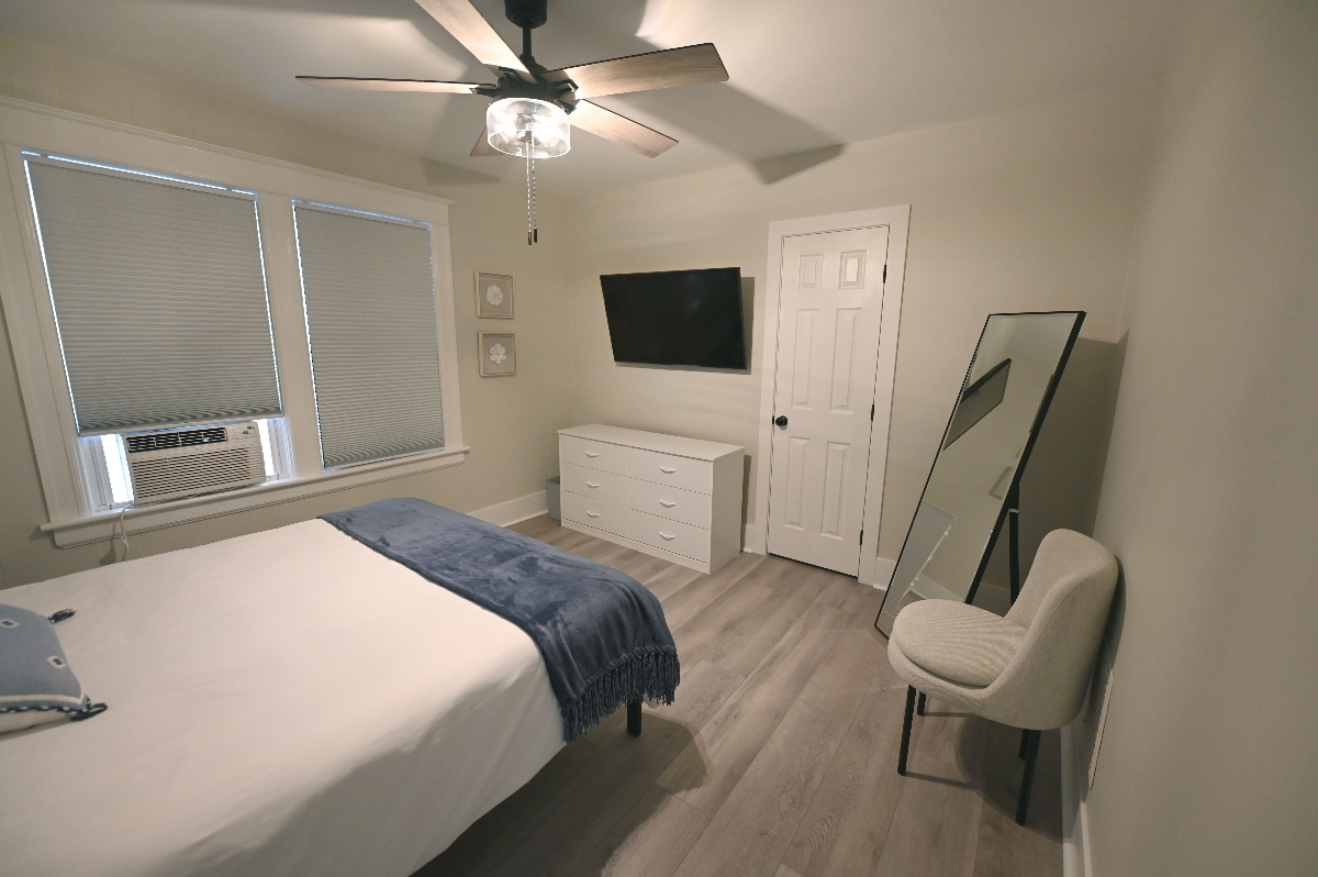 Newly Renovated Apartment With Offstreet Parking, Laundry and an Office - Photo 12