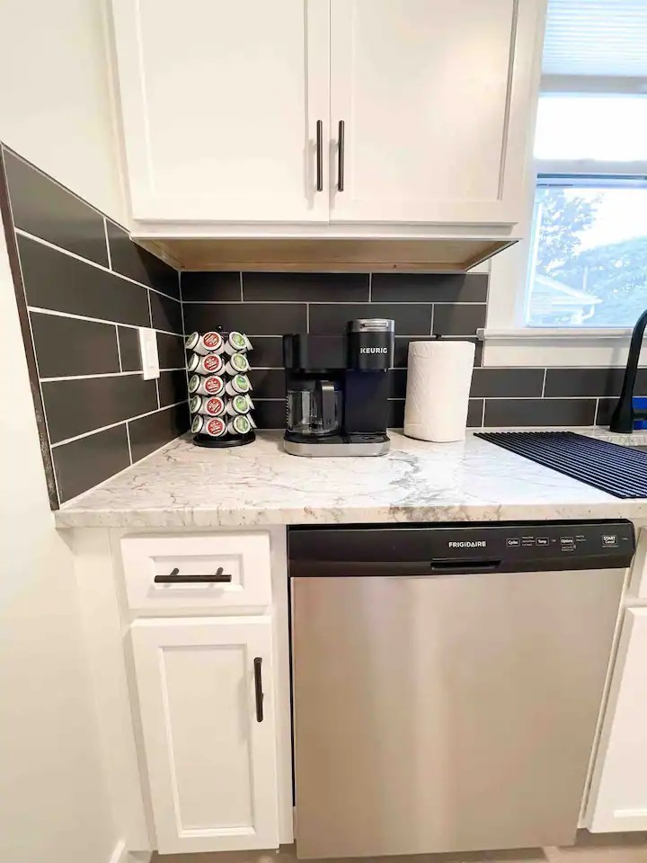 Newly Renovated Apartment With Offstreet Parking, Laundry and an Office - Photo 8