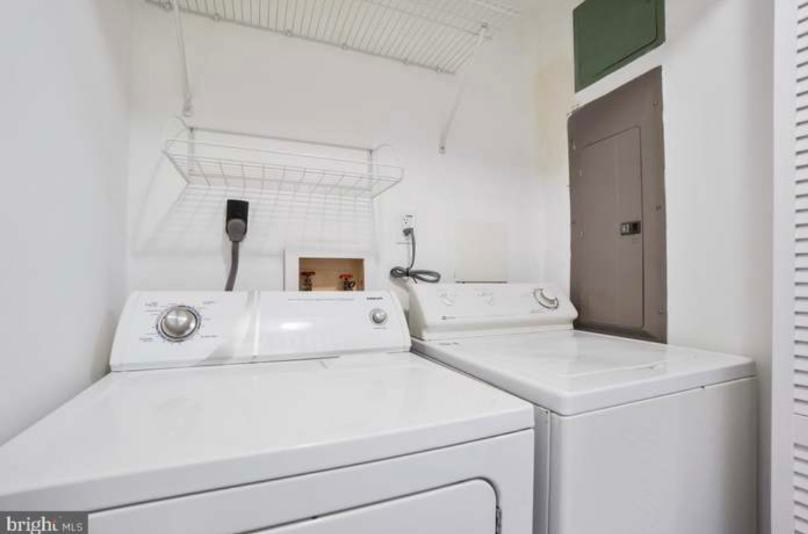 Ground Floor Apartment with Full Kitchen & Bathroom & Washer Dryer on Quiet Tree Lined Street - Photo 4