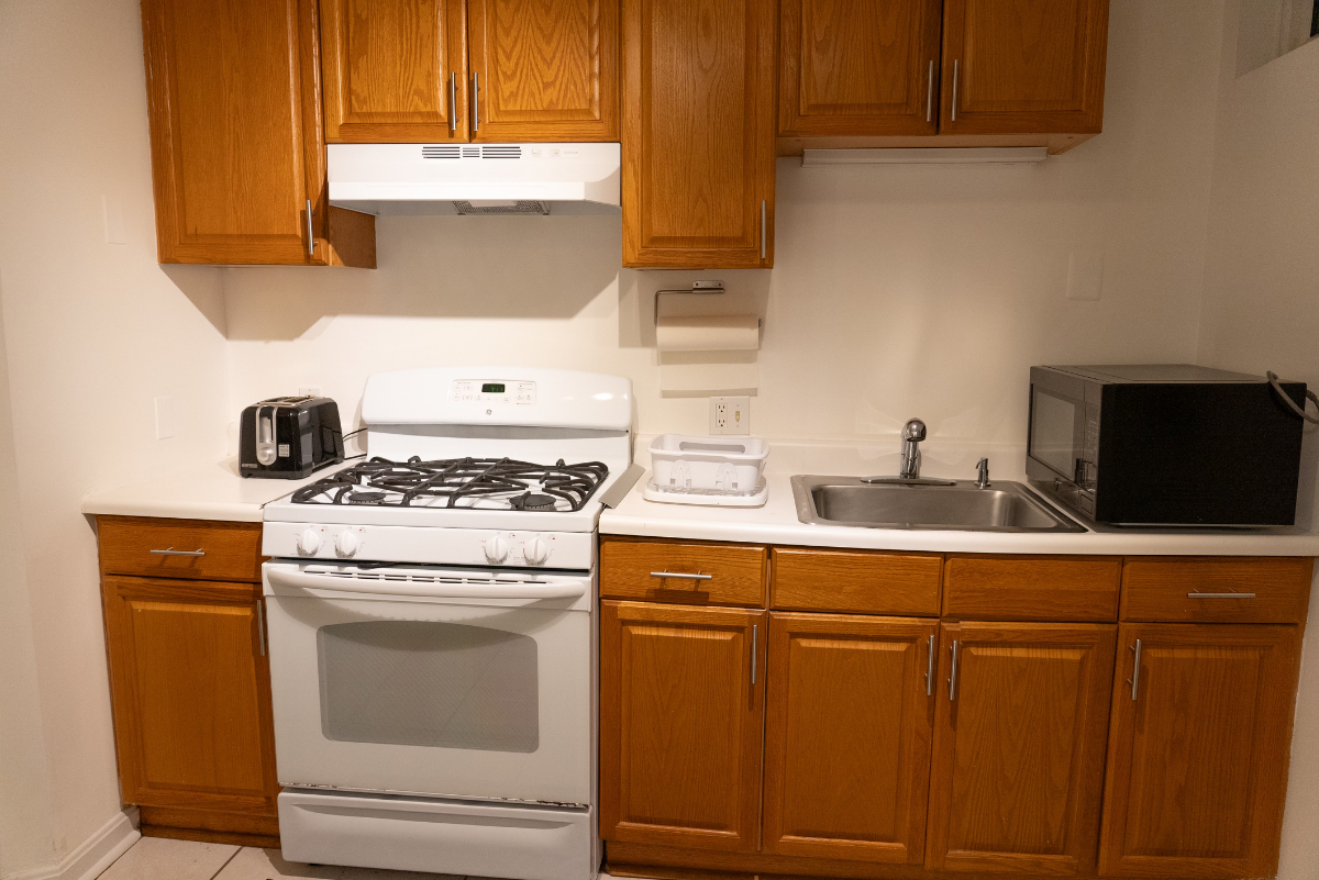 Ground Floor Apartment with Full Kitchen & Bathroom & Washer Dryer on Quiet Tree Lined Street - Photo 2