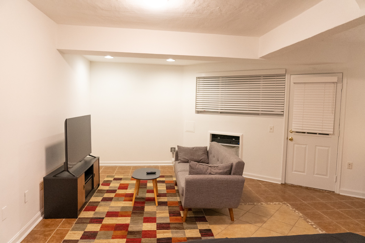 Ground Floor Apartment with Full Kitchen & Bathroom & Washer Dryer on Quiet Tree Lined Street - Photo 1