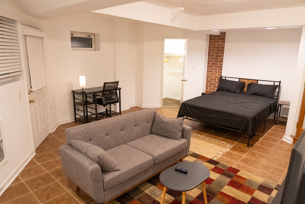 Ground Floor Apartment with Full Kitchen & Bathroom & Washer Dryer on Quiet Tree Lined Street - Photo 3