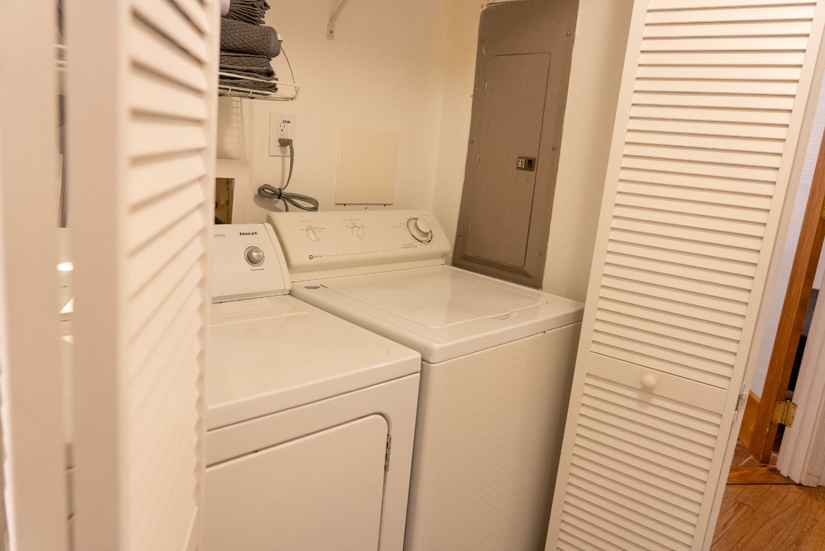 Ground Floor Apartment with Full Kitchen & Bathroom & Washer Dryer on Quiet Tree Lined Street - Photo 5