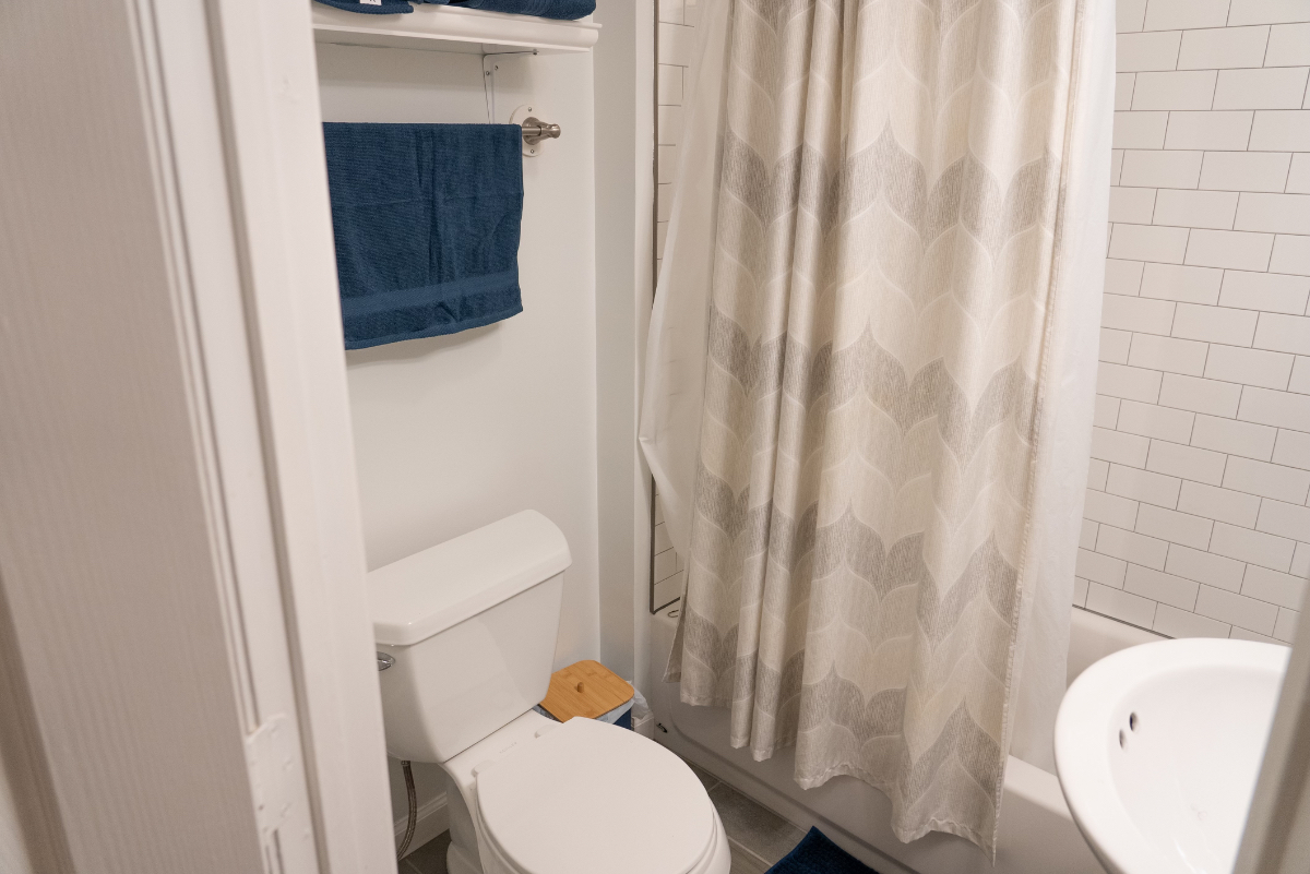 Ground Floor Apartment with Full Kitchen & Bathroom & Washer Dryer on Quiet Tree Lined Street - Photo 6