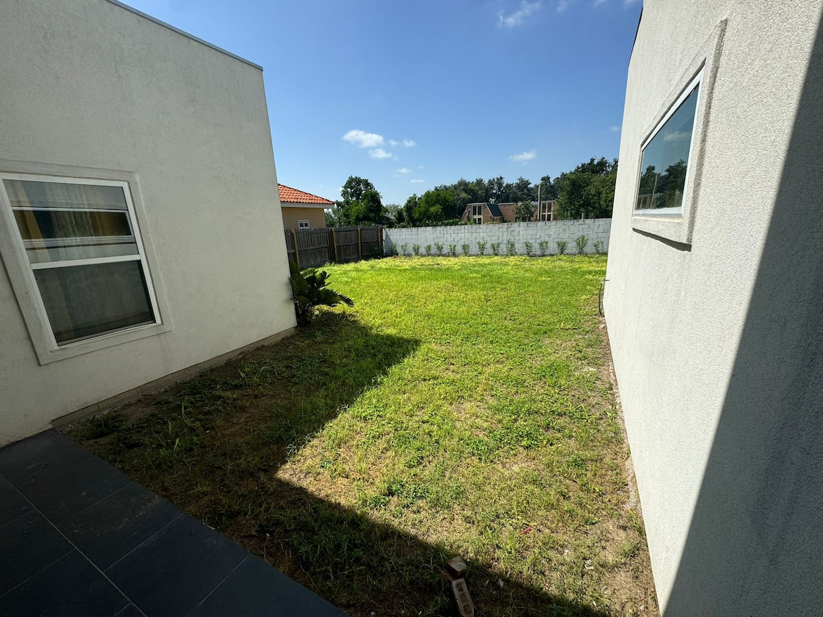 Quince, 4-bedroom, 4-bathroom, pet friendly, large, fenced backyard - Photo 5