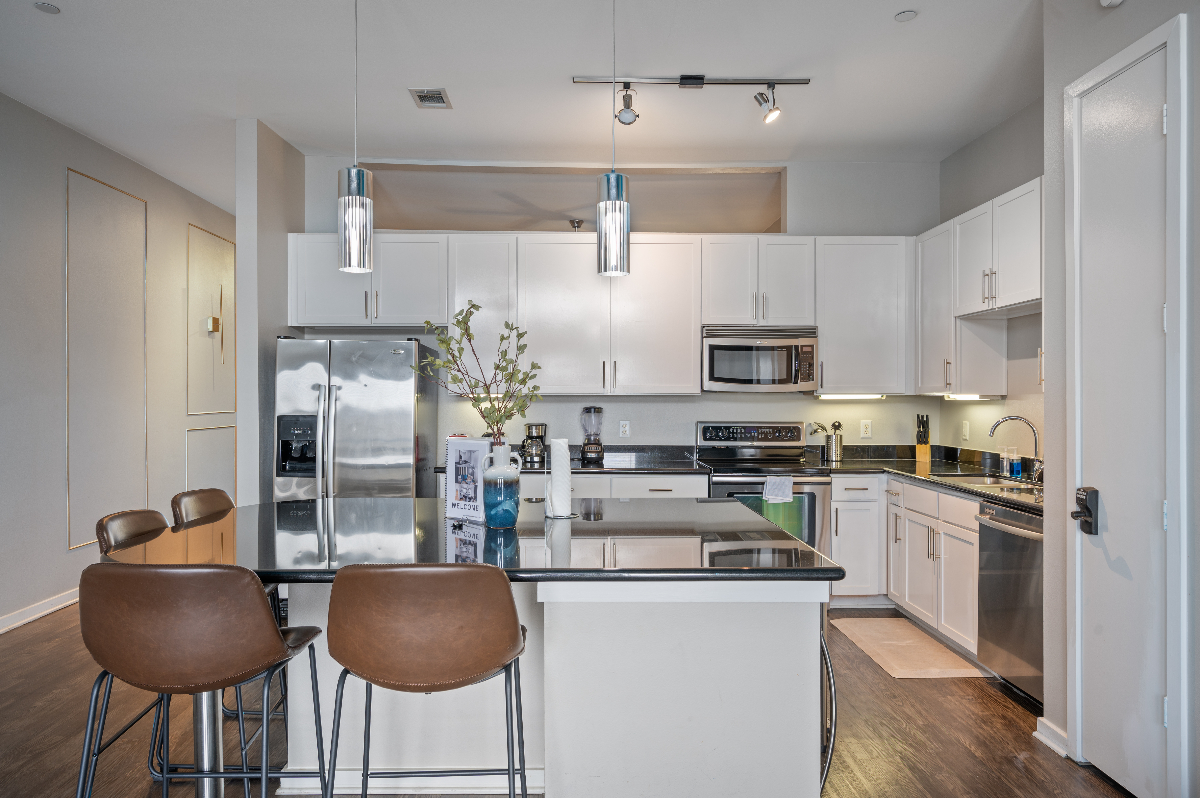 Furnished 2 BR Loft,Near Downtown, Hospitals and Airport, Pool, Gym, Parking, SoCo, Austin - Photo 2