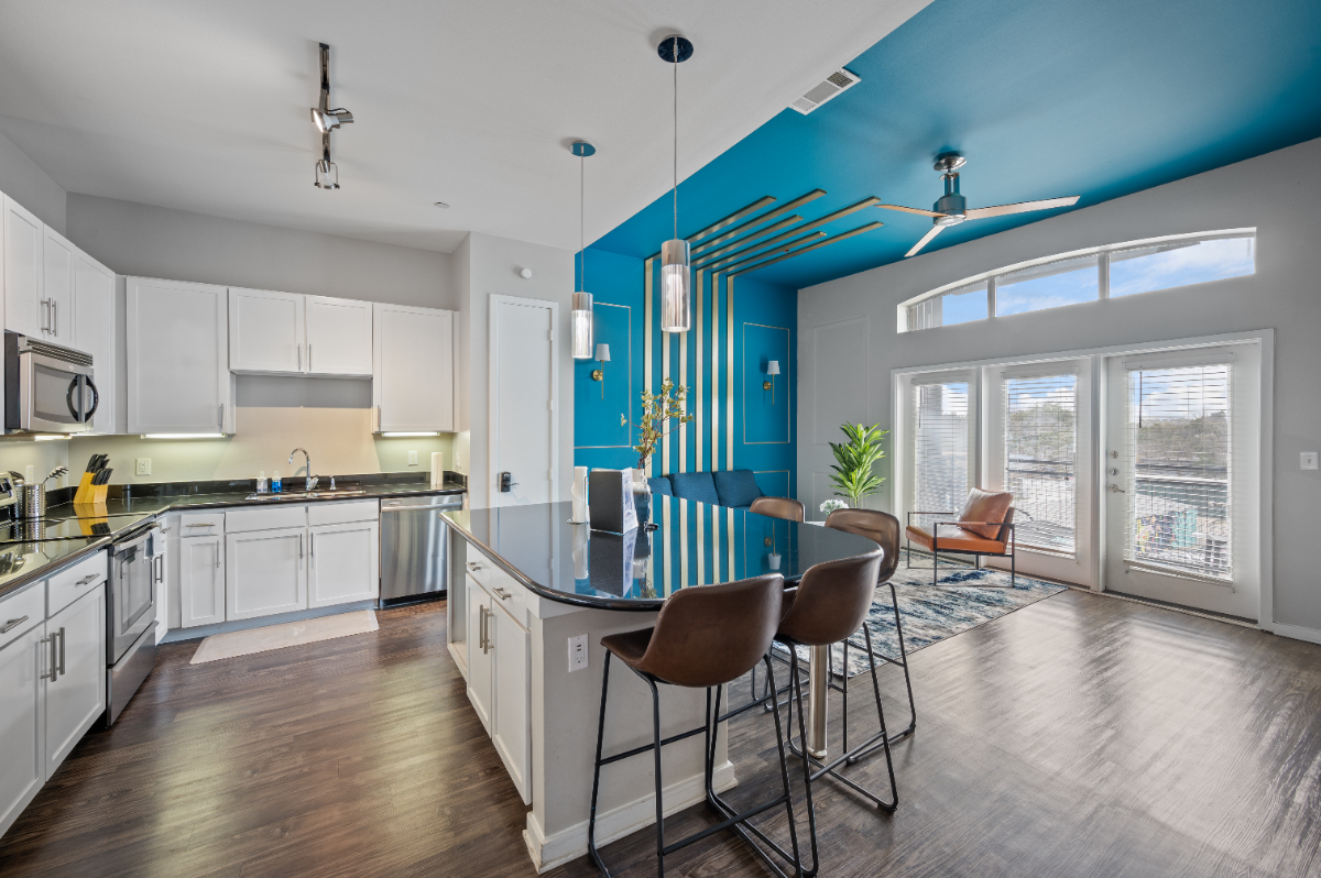 Furnished 2 BR Loft,Near Downtown, Hospitals and Airport, Pool, Gym, Parking, SoCo, Austin - Photo 3