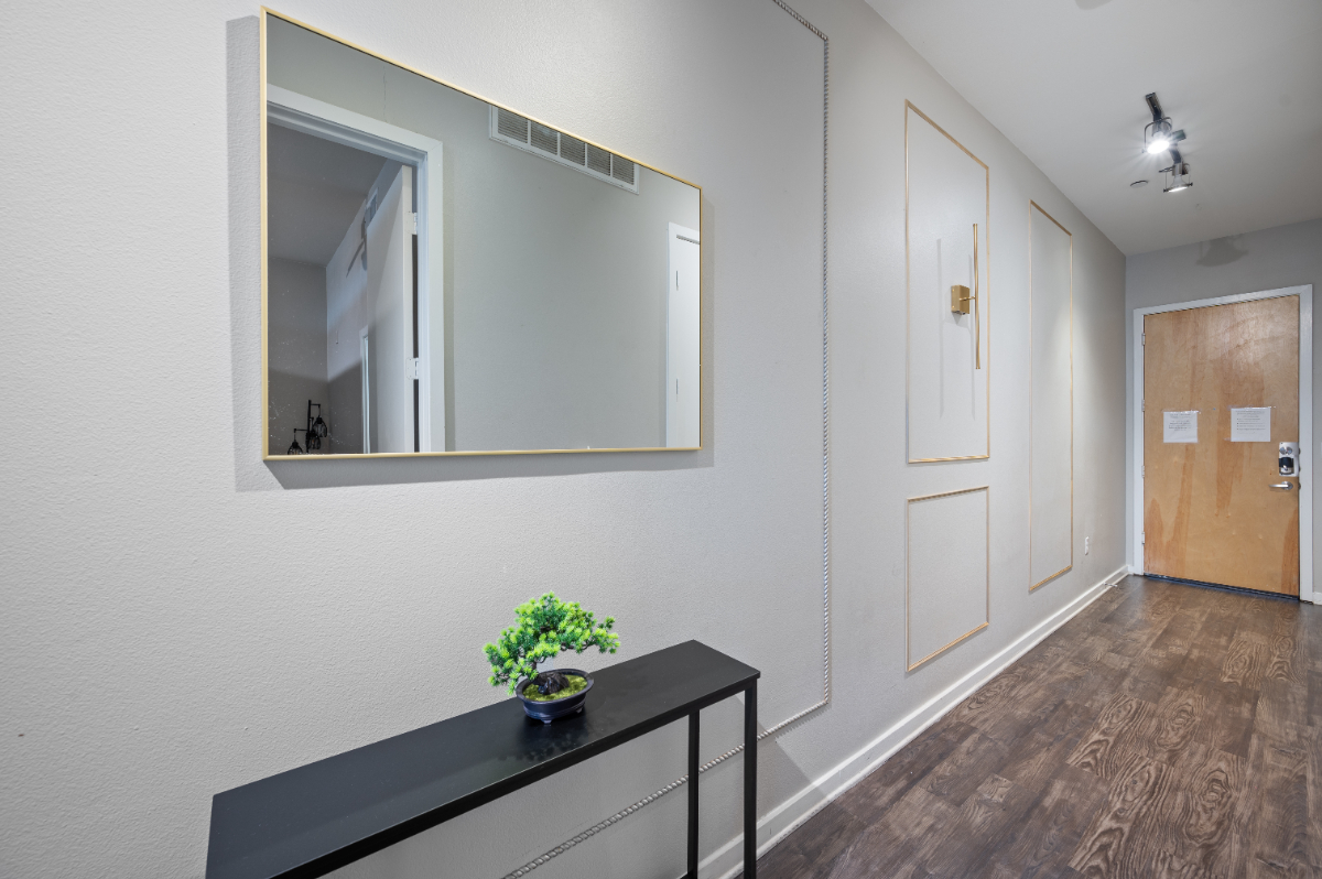 Furnished 2 BR Loft,Near Downtown, Hospitals and Airport, Pool, Gym, Parking, SoCo, Austin - Photo 6