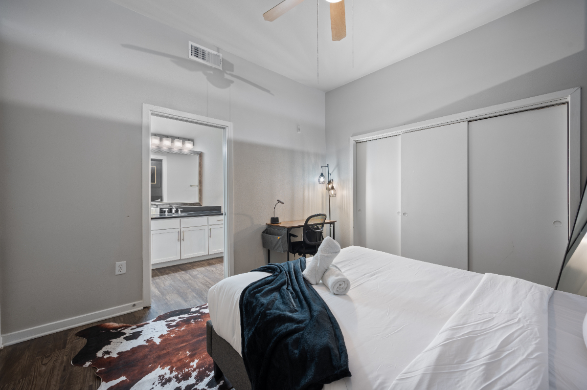 Furnished 2 BR Loft,Near Downtown, Hospitals and Airport, Pool, Gym, Parking, SoCo, Austin - Photo 12