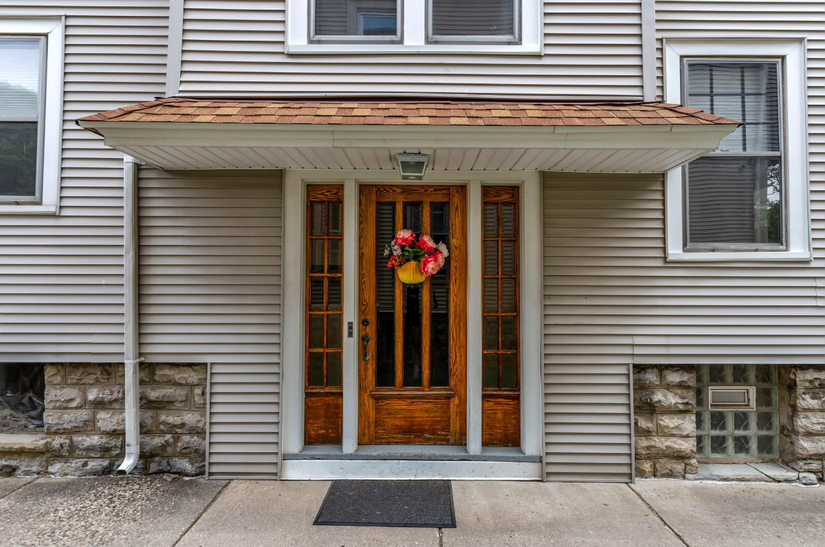 Gorgeous Rosella Upstairs- Elmwood Village - Photo 3
