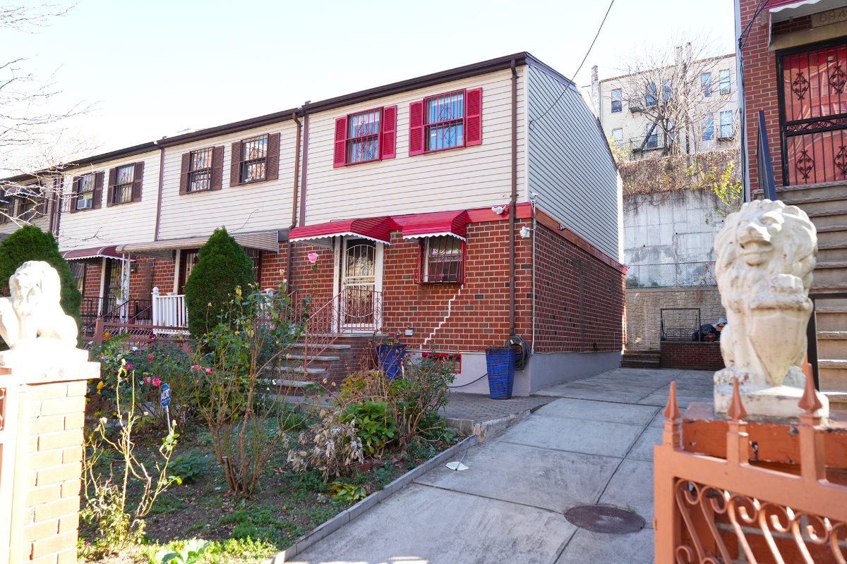 Beautiful townhouse in the Bronx. - Photo 1