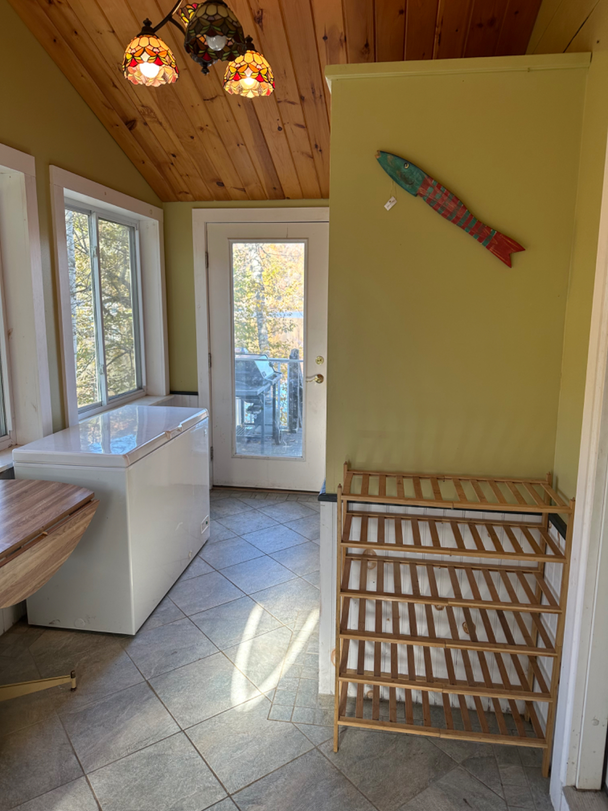 Beautiful lake house in quiet neighborhood - Photo 3