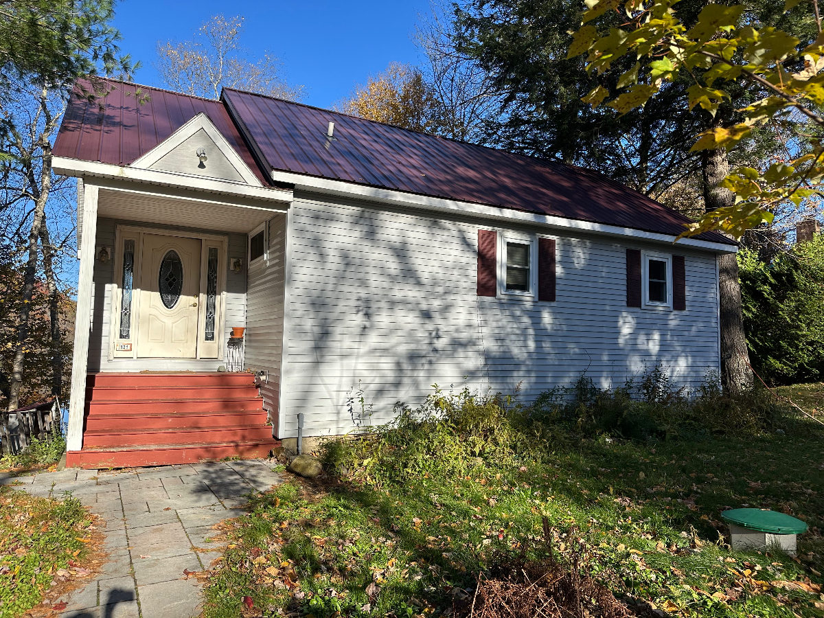 Beautiful lake house in quiet neighborhood - Photo 2