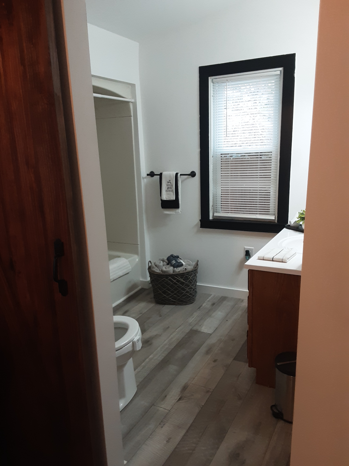 Cozy Farmhouse Retreat on 4 Acres - Modern Amenities & Tranquil Surroundings, Close to Auburn & Syra - Photo 8