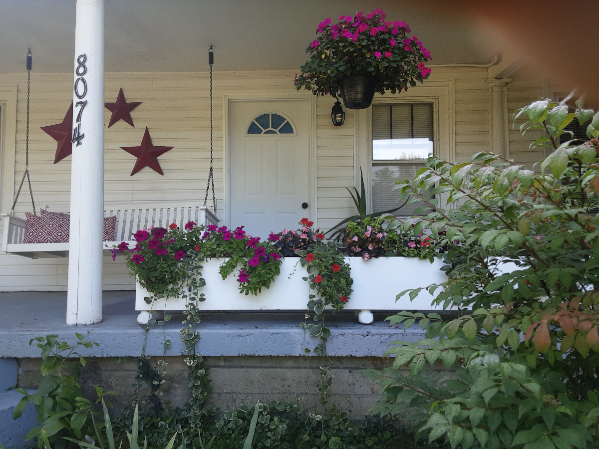 Cozy Farmhouse Retreat on 4 Acres - Modern Amenities & Tranquil Surroundings, Close to Auburn & Syra - Photo 2