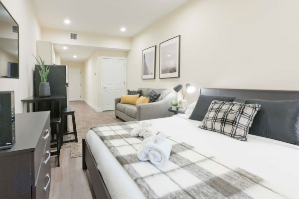 4B-Centrally Located Loft - Walk Anywhere -Pets OK