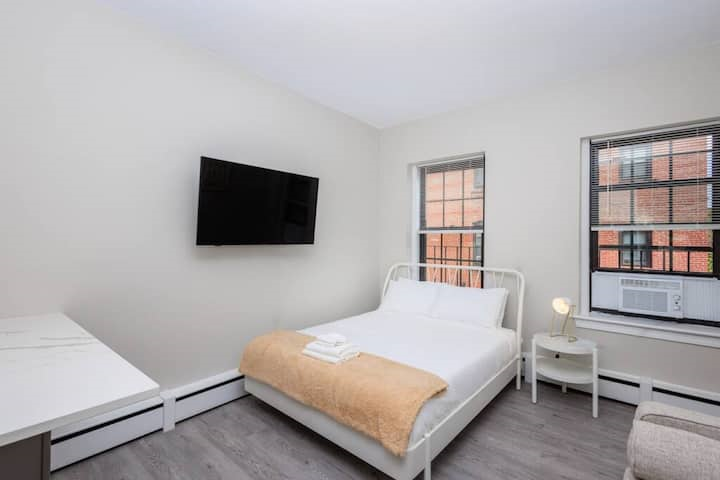 162-9 Newly Renovated w/ Exposed Brick
