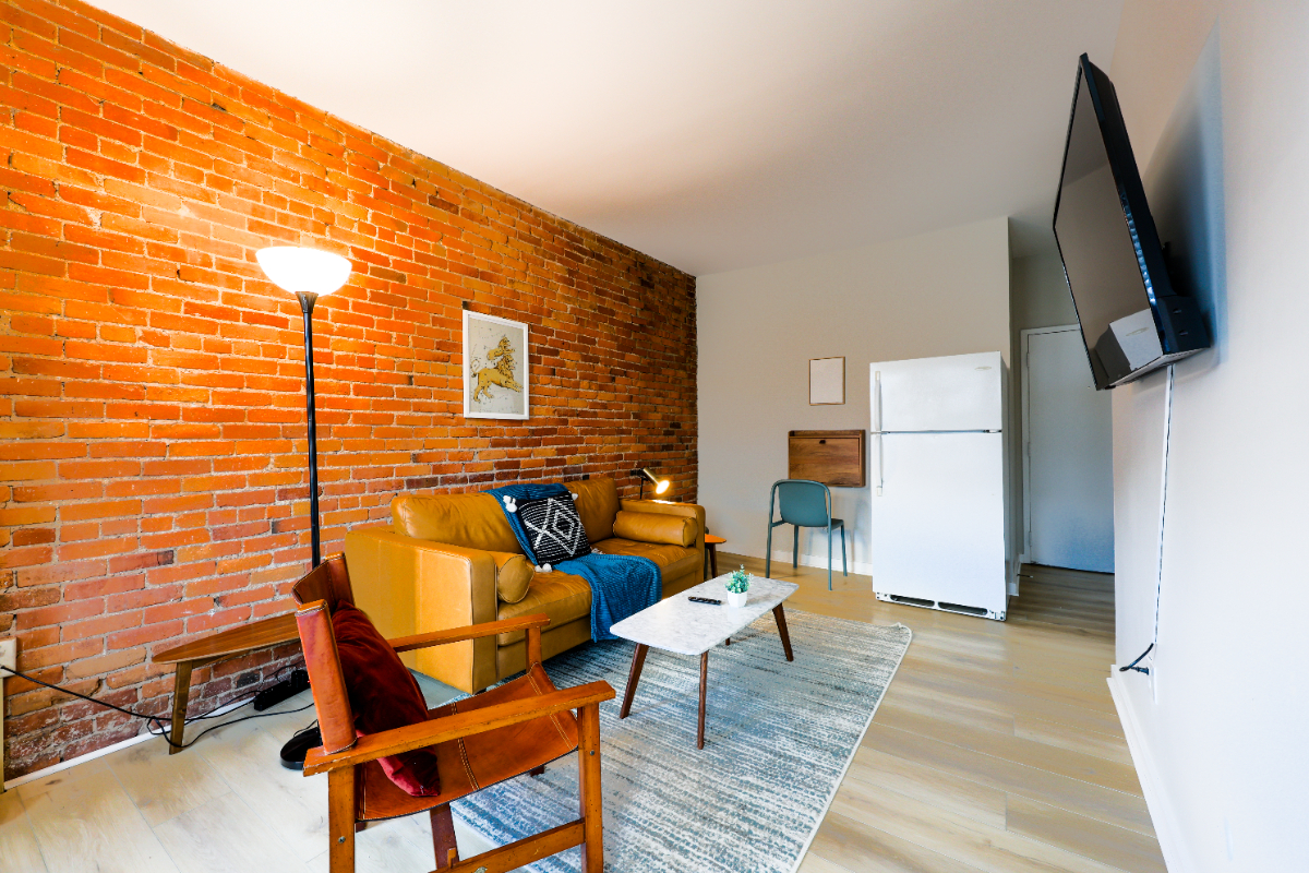 185-10 Bright & Cozy Studio Apartment