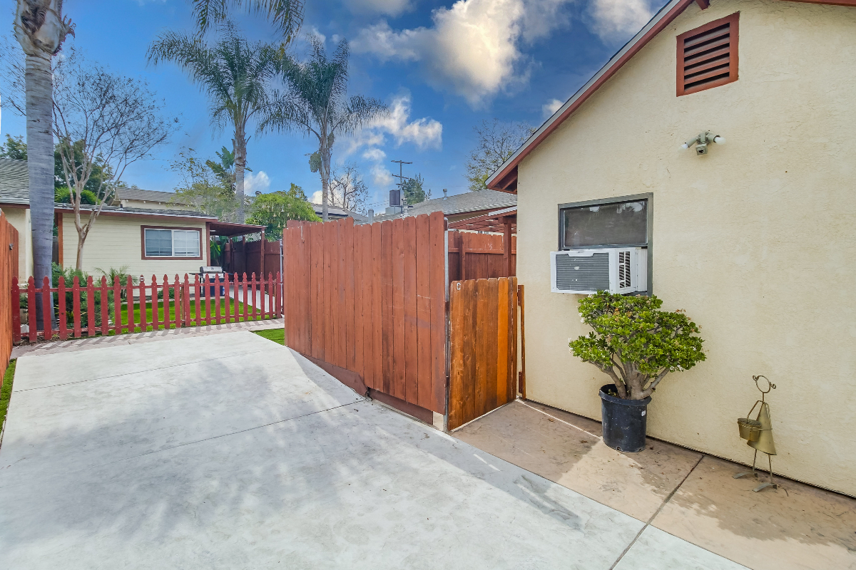 Tranquil 1 Bed/1 Bath w Fully Fenced Yard - Photo 2