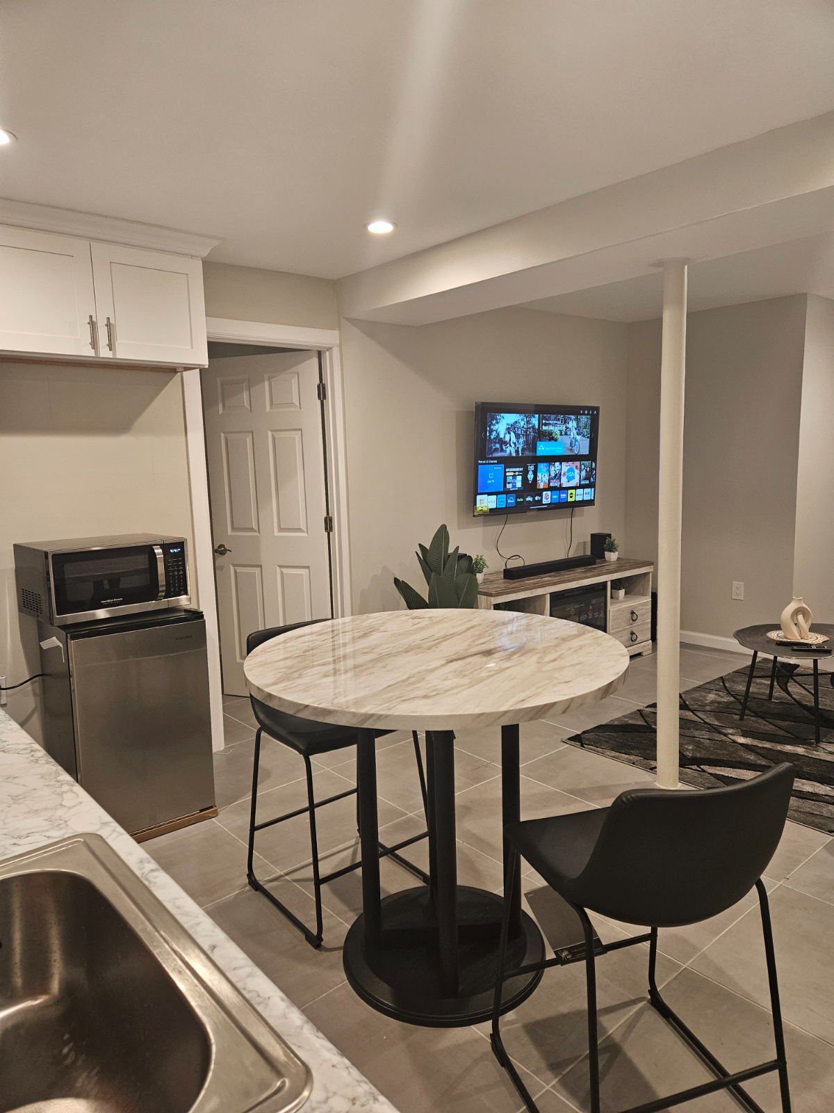 Charming 1-Bedroom Apartment with Backyard - Your Perfect Urban Retreat - Photo 2