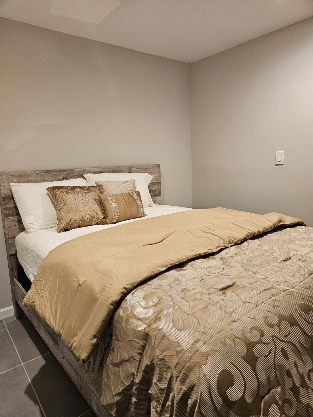 Charming 1-Bedroom Apartment with Backyard - Your Perfect Urban Retreat - Photo 4