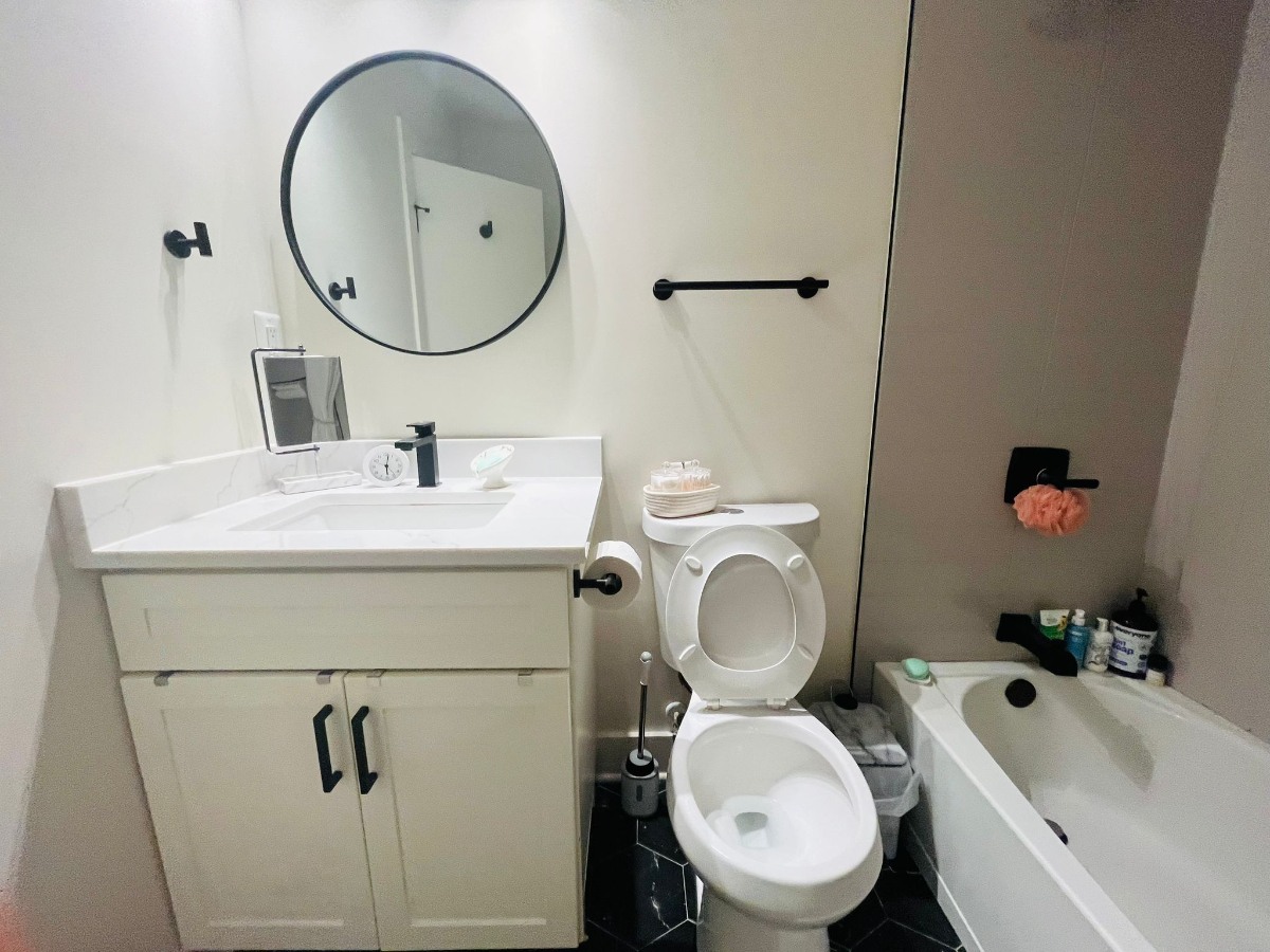 Cozy, quiet bedroom w/private bathroom in convenient DC neighborhood - Photo 7