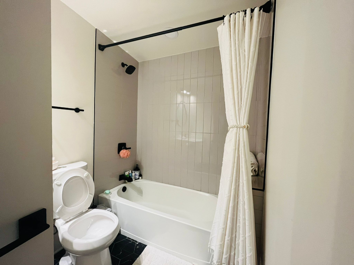 Cozy, quiet bedroom w/private bathroom in convenient DC neighborhood - Photo 8