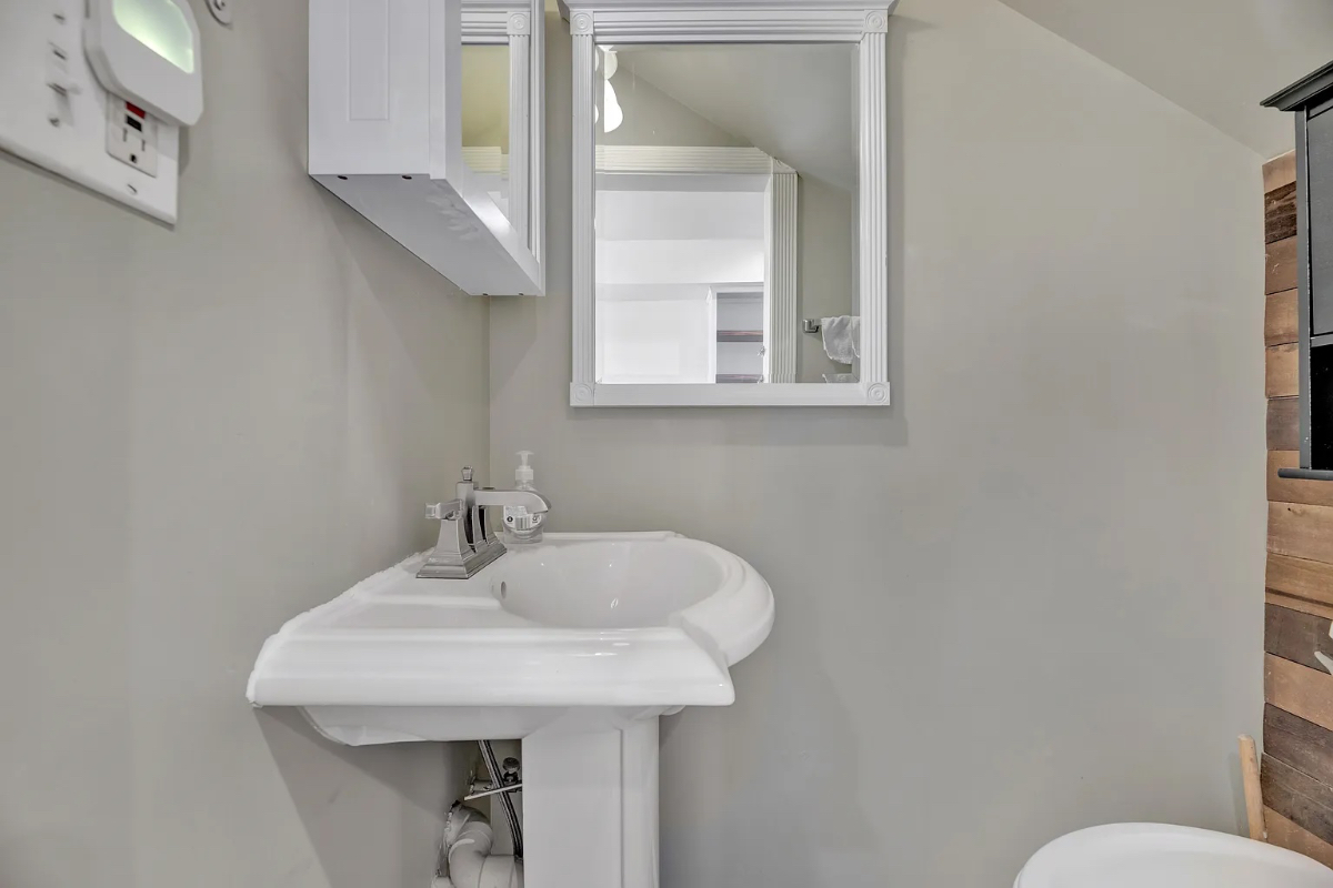 Incredible Capital hill rowhome with one parking pad spot, full bath with jacuzzi, generous storage  - Photo 2