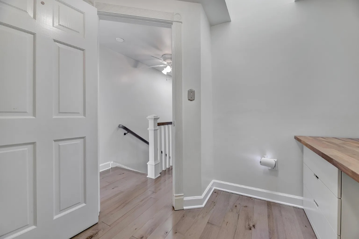 Incredible Capital hill rowhome with one parking pad spot, full bath with jacuzzi, generous storage  - Photo 4