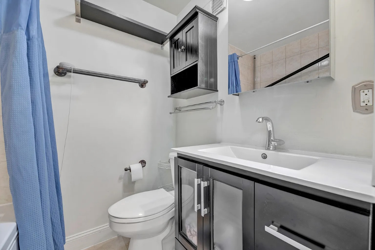 Incredible Capital hill rowhome with one parking pad spot, full bath with jacuzzi, generous storage  - Photo 5